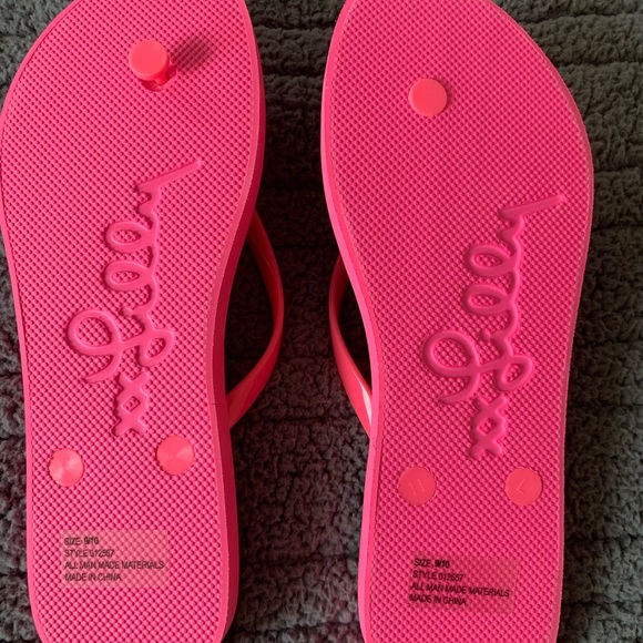 Lilly Pulitzer Hot Pink Flip Flops with Gold Accent - Picture 2 of 3